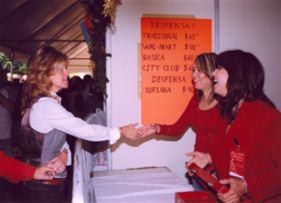 La señora Lourdes Laborín de Bours y el Gobernador Bours asistieron al tradicional Bazar Navideño que organiza DIF Sonora