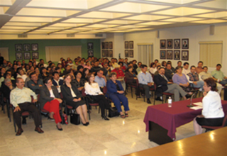 Más que una conferencia, un reencuentro con sus raíces