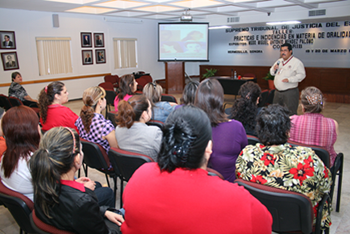 Imparten plática a personal administrativo del STJ sobre el temperamento