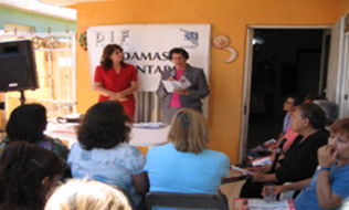 Vecinas de la Colonia Ley 57 reciben orientación sobre violencia intrafamiliar.