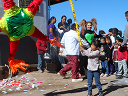 Voluntariado del STJ entrega cobijas en ejido Mineros de Pilares