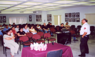 Bomberos capacitan a personal del STJ sobre situaciones de emergencia.