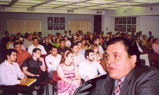 La globalización y la realidad social influyen en el Derecho actual.